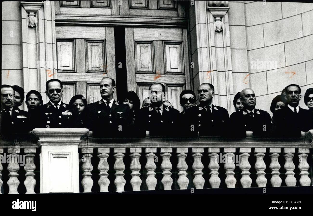 Febbraio 28, 2012 - da L a R: 1.?? 2.?? 3. Gen. Rolando Gilardi Rodriguez Ministro dell'aviazione 4. Il presidente Juan Velasco Alvarado 5. Brig. Gen, Edgardo Mercado Jarrin Ministro degli Esteri. 6. (Ex) Min. dell'interno di Brig. Gen. Armando Artola Ascarate 7. ?? Il generale Juan Velasco Alvarado, Presidente del Perù, con i membri del suo Gabinet al suo fianco, durante la festa religiosa dedicata al ''El Se&ntilde;o de los Milagros'' (il Signore dei Miracoli . Foto Stock