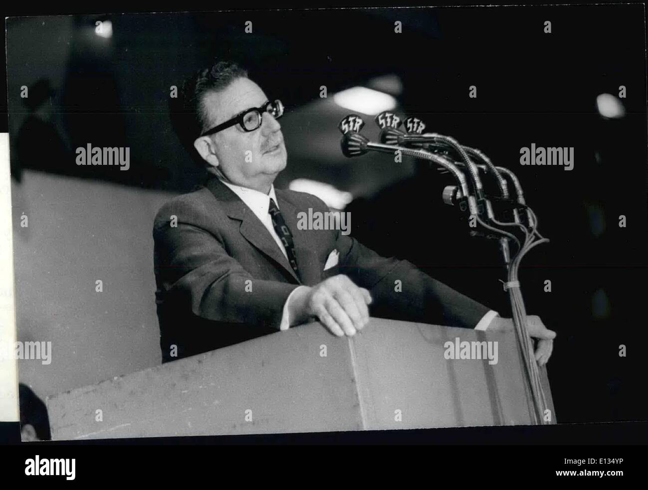 Febbraio 28, 2012 - Il Presidente Allende spiega nuovo educativo Prgram: una commovente cerimonia ha avuto luogo nella capitale cilena lo scorso 25 Marzo quando il Presidente della Repubblica, Salvador Allende, ha spiegato il programma educativo che sarà messo in vigore in tutta la nazione. Numerosi insegnanti, studenti e professori hanno partecipato il cileno stadium per esprimere la loro solidarietà con la politica in materia di istruzione e formazione del governo di unità popolare e per sottolineare la deffiencies esistenti nei loro vari centri. Foto Stock