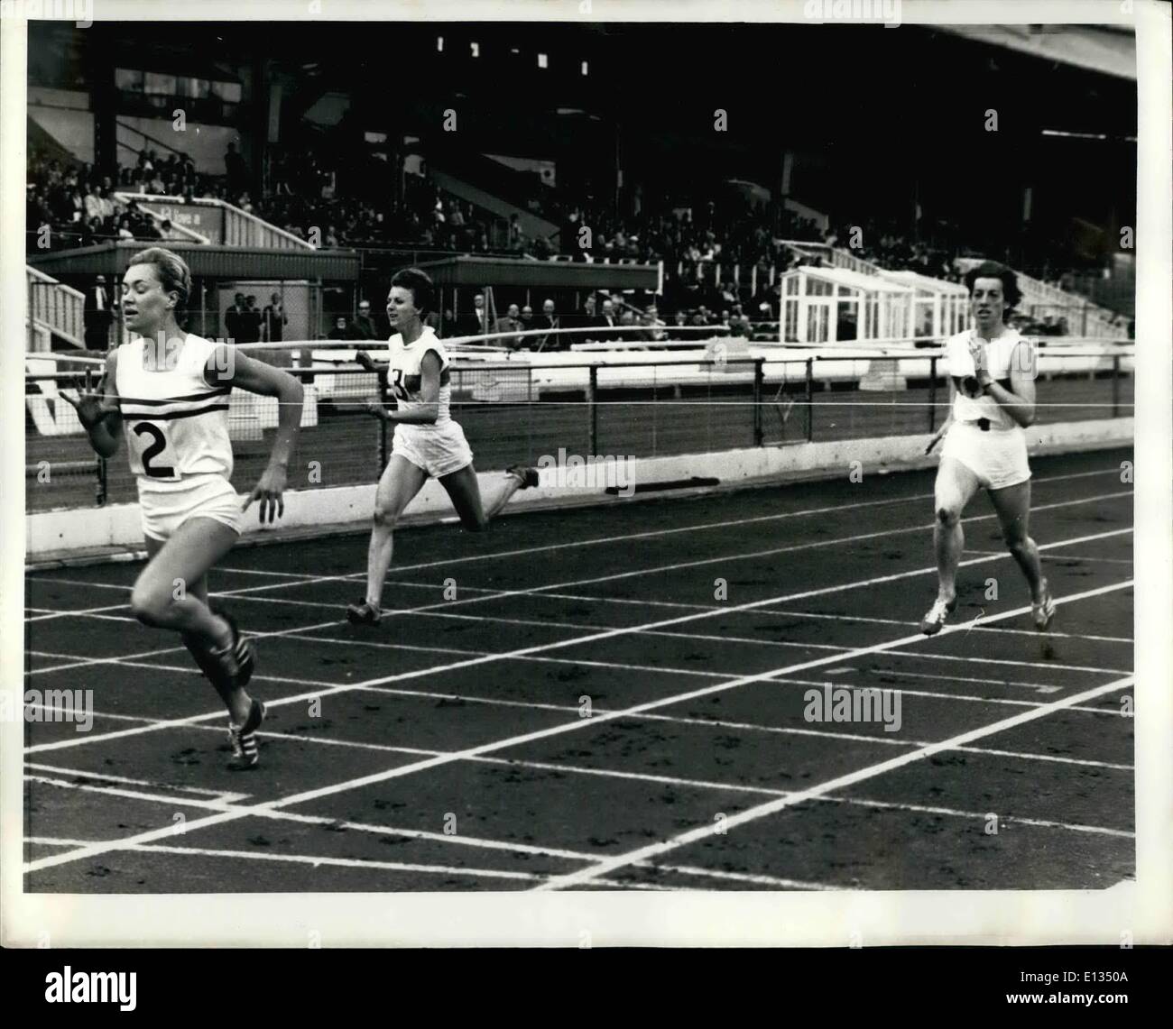 Febbraio 28, 2012 - Scheda di Lillian vince a 200 metri. Lilian Board di Gran Bretagna (n. 2) rompe il nastro per vincere la donna 200 metri in 23,5 secondi durante il Internazionali di atletica leggera incontri presso la Città Bianca a Londra, oggi, 3 agosto. Altri in foto sono Rita Jahn di Germania (n. 1) e Galina Herrmann (n. 3) anche dalla Germania. Foto Stock