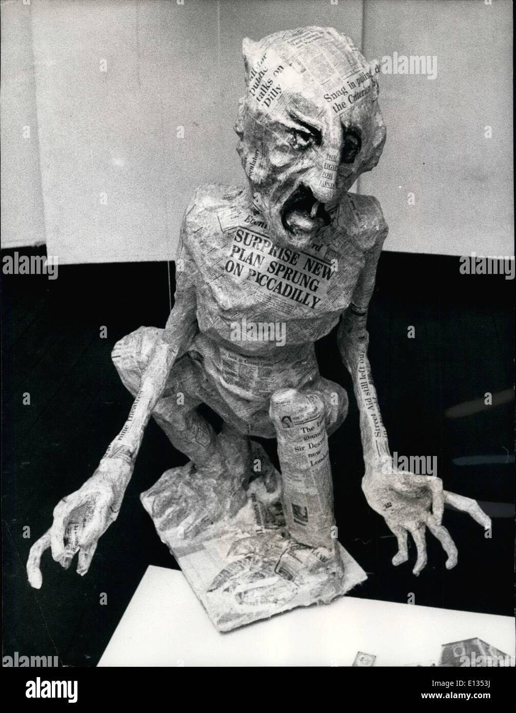 Febbraio 26, 2012 - Mostra in segno di protesta contro la riconversione di Londra: Artisti Sheila Oliner e Lyall Watson questo pomeriggio hanno inscenato una mostra alla Galleria di Woodstock, off Bond Street, come una manifestazione di protesta contro la riconversione di Londra. ''Come privati e come artisti ci sentiamo in dovere di esprimere la nostra dispay e rabbia per la distruzione visivamente e comunitariamente il centro e le periferie di Londra". La foto mostra: La cartapesta la figura di Carlo Forte in mostra alla fiera. Foto Stock