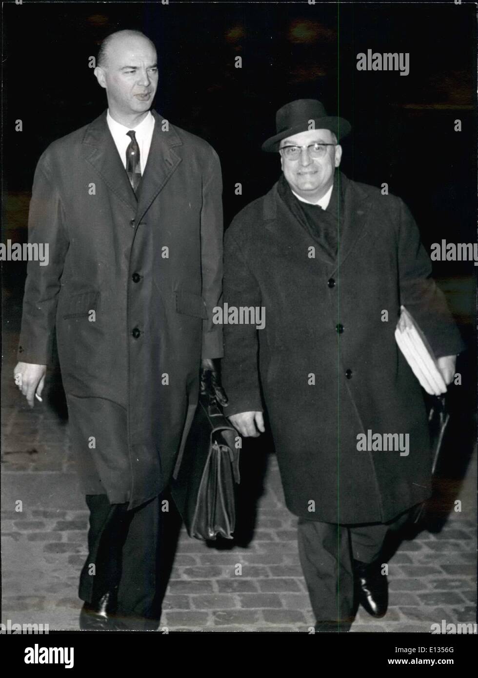 Febbraio 28, 2012 - Naessens è nuovamente convocato dal giudice Rousell. ''Biologo" Gaston Naessens fu di nuovo a Parigi Palals de giustizia per avere un nuovo incontro con il giudice Roussel i dettagli di un secondo esperimento che coinvolgono la ''Cancerisation'' di topi sono stati trattati prima dell'esperimento comincia domani al Pierre Curle Istituto. Questo esperimento mostra il valore di Naessen il siero. OPS Il sig. Gaston Naessens arrivando al Palals de la giustizia, con il suo avvocato Maltre Biaggl (destra) Foto Stock