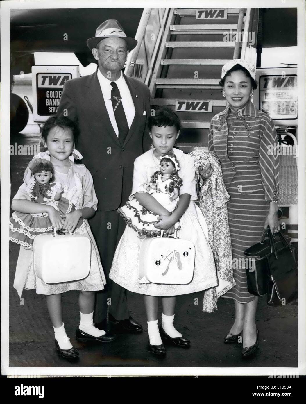 Febbraio 28, 2012 - generale e la Sig.ra C.L. Chennault arrivano con i loro figli, Clare Ella, età 8 (sinistra) e Cynthia Louise, età 7, Foto Stock