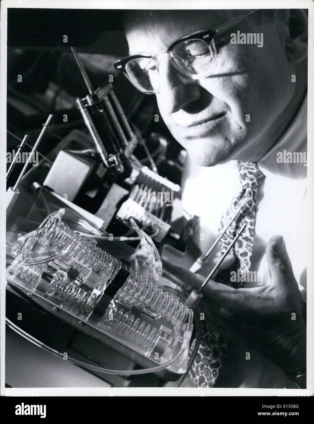 Febbraio 26, 2012 - una soluzione alla nazione la crescente rifiutare-problema di smaltimento basata sull'impiego di ceppi particolari di rifiuti la digestione di microbi per convertire il cestino in proteina ricca di foraggi di origine animale è stato proposto dal dottor W. Dexter Bellamy, un biochimico alla General Electric Centro di ricerca e sviluppo. Egli ha identificato i batteri in grado di digerire la cellulosa e i relativi composti chimici che insieme rappresentano per la maggior parte dei rifiuti solidi prodotti dalle città americane e li trasformano in proteine microbiche Foto Stock