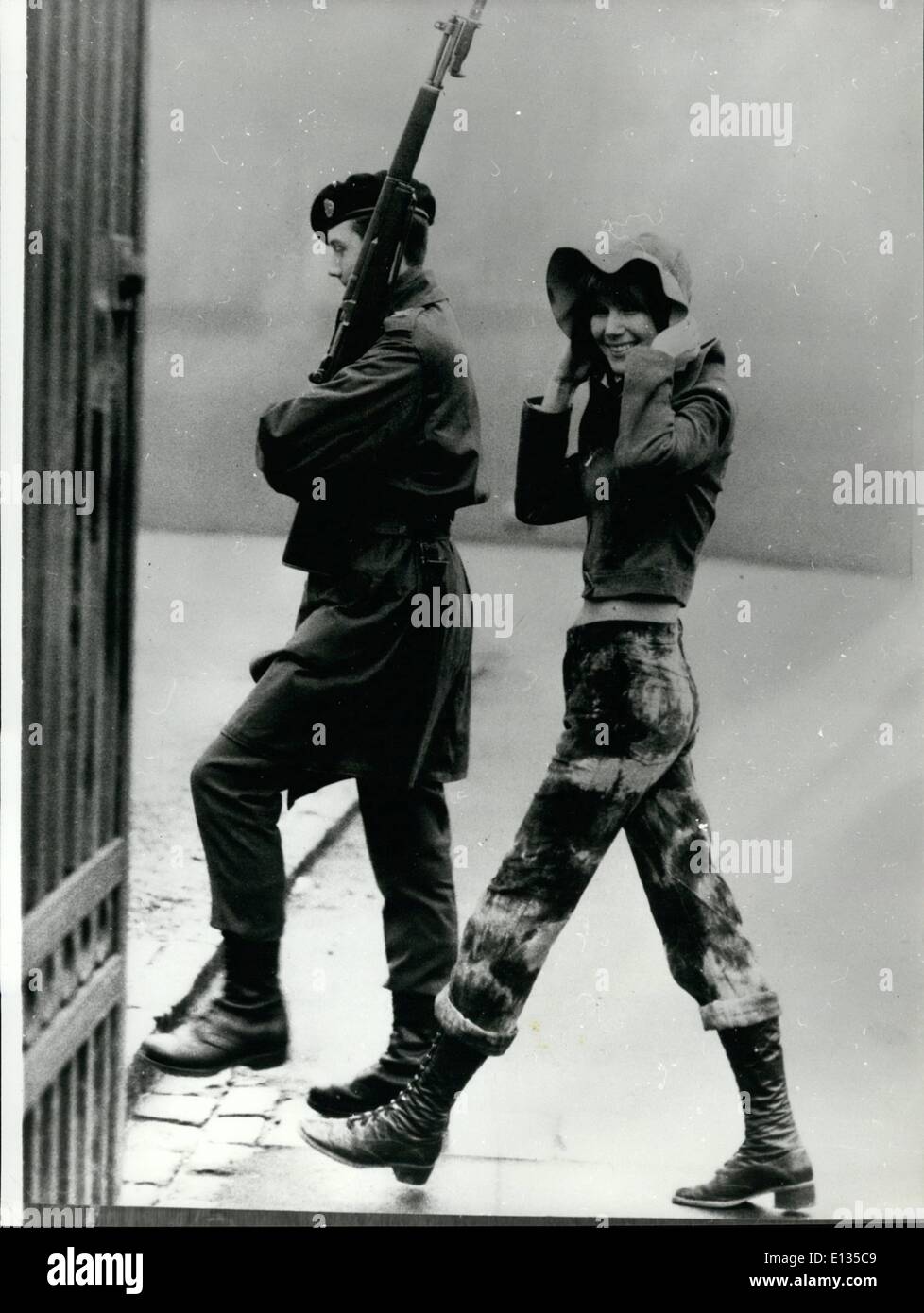 Febbraio 26, 2012 - La più recente in pantaloni da Cowboy - da Copenaghen.: le ultime novità in fatto di pantaloni da cowboy sono mostrati qui a Copenhagen di Marianne Diers. Pantalone da Wrangler - sono in camuffamento di velluto colorato. Foto Stock