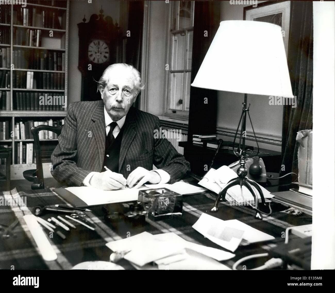 Febbraio 28, 2012 - è la vita abbastanza per Harold Macmillan...... Avendo raggiunto il grand età di ottant anni giovani, sig. Harold Macmillan possono ora godere di 'fare la propria cosa". Non più egli è obbligato a partecipare alle funzioni politiche, né riunioni di partito, ma può essere selettivi circa le occasioni egli si unisce a. Feste di compleanno sarà piccolo oggi (domenica) con il suo patrimonio personale unendo lui alla sua Chelwood Gate, Sussex home. In seguito la sua famiglia aiuterà a rompere una bottiglia Foto Stock