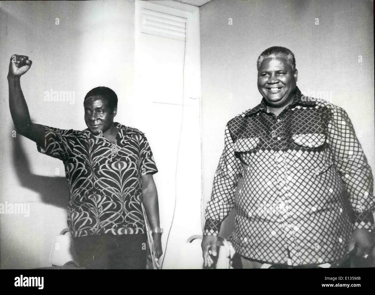 Febbraio 28, 2012 - Rhodesia: due dei più importanti leader nazionalista della Rhodesia nella foto insieme di recente, sulla sinistra è il Sig. Robert Mugabe con Joshua Nkomo, leader della ZAPU. Foto Stock
