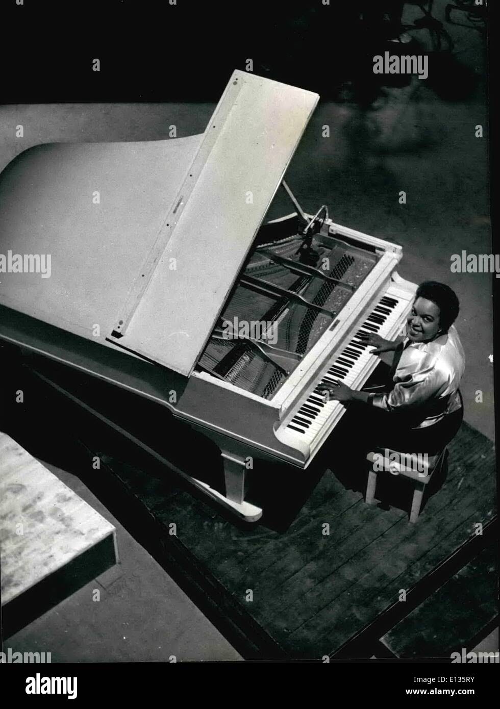 Febbraio 28, 2012 - Winifred Atwell: ''amata Winnie, meraviglioso Winnie'': il famoso pianista presso il suo concerto grand, sul quale essa riproduce la musica classica. Foto Stock