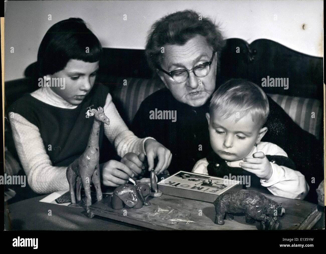 Febbraio 28, 2012 - sulla base di una idea di Kathe Kruse. Il Fimoik è stato sviluppato un materiale di modellazione abbastanza liscia per essere formato in tutti i tipi di forme. Si può poi essere messo in un forno dove diventa duro come argilla. Non è bruciato, il materiale può essere al di sopra e al di sopra di nuovo formato in diverse e nuove forme. Ogni mese, Kathe Kruse, ben conosciuta attraverso le sue bambole, sceglie la plastica migliore di molti che arrivano a casa sua e lo hai pubblicato in una rivista. OPS: Gudrun Schaate, 9 e Rudiger Horlemann, 4, mostrano le loro opere di Kathe Kruse. Keystone Monaco di Baviera, nov. 12th, 1959 Foto Stock