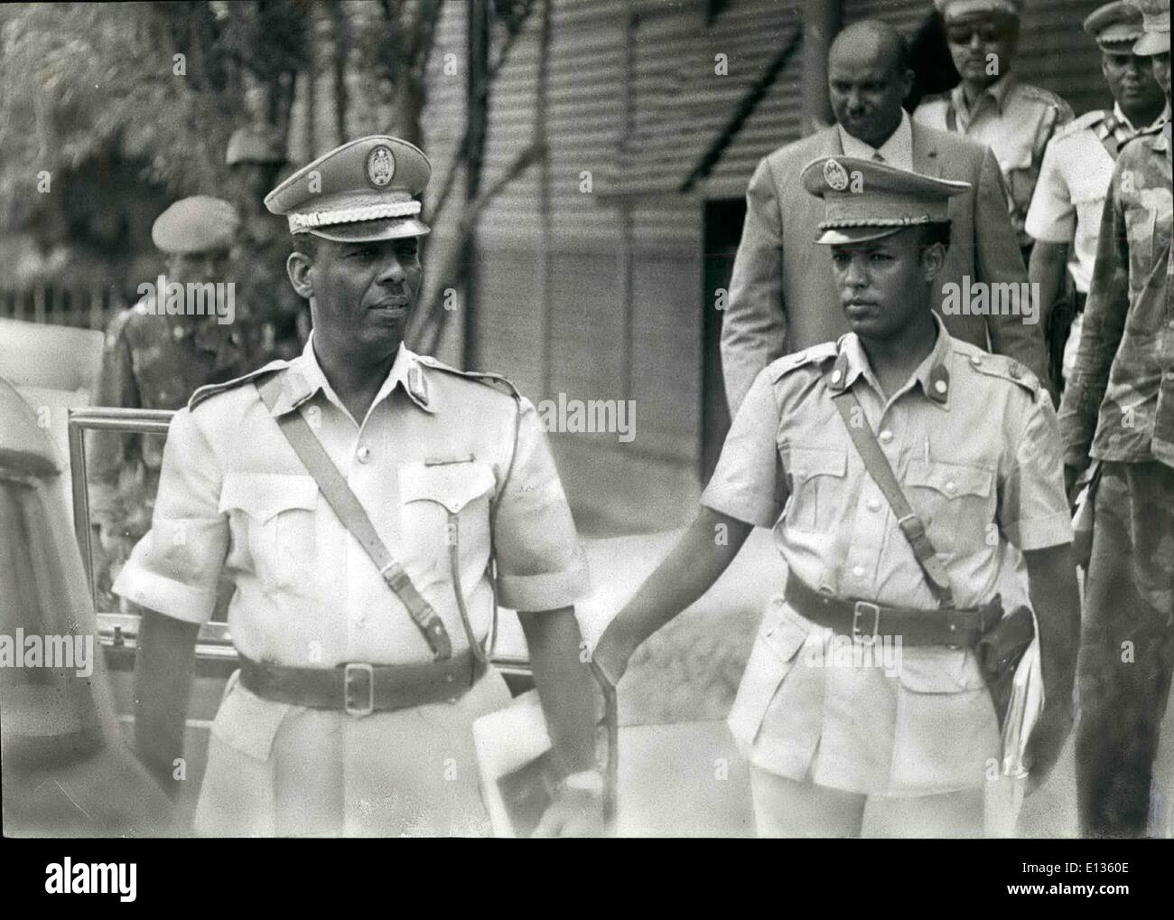 Febbraio 28, 2012 - Leader del colpo di stato militare estromettendo Premier Egal, Comandante della Somalia delle Forze Armate generale Mohamed Giyad con il suo aiutante (un importante) al di fuori del quartier generale militare a Mogadiscio. Foto Stock