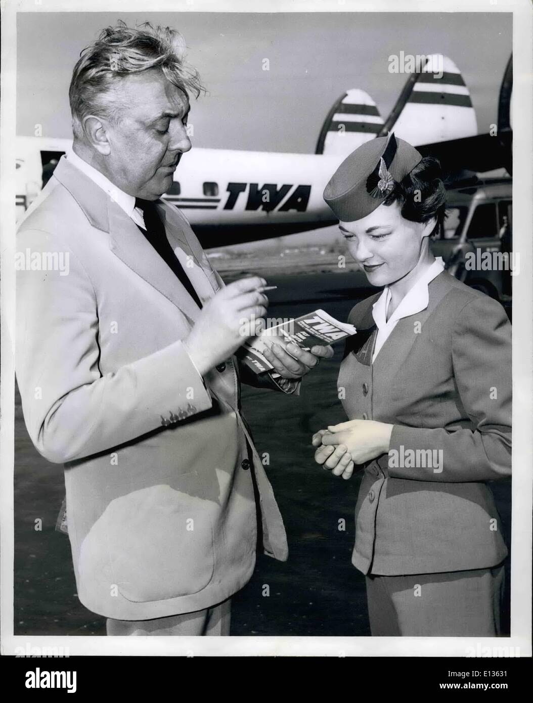 Febbraio 28, 2012 - Edoardo Vianello aeroporto, N.Y., 4 aprile. Popolare stella francese Jacques Tati del sig. Hulot la fama di vacanza ha offerto il suo autografo di TWA hostess Heri Downing prima di salire a bordo di un TWA Jetstream a Los Angeles. Tati saranno a portata di mano per il premio dell'Accademia Presentazione per il film ha prodotto e starred in, mio zio che è stato nominato come Miglior Film Straniero. Egli ha detto prima della partenza che i film sono al pubblico quali dipinti impressionisti sono al mondo dell'arte. Foto Stock