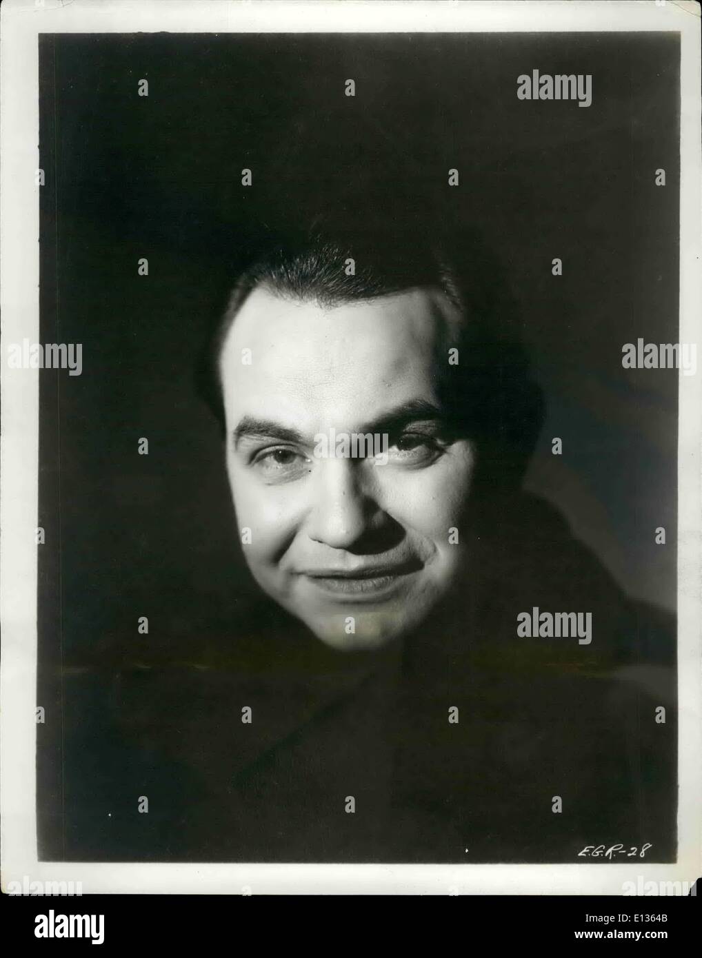 Febbraio 28, 2012 - in esclusiva nella tua città: Vita maschera: Edward G. Robinson in un studio intneresting presi da Ferenc, il fotografo viennese, in corrispondenza del primo studio nazionale dove Robinson è filmare ''Ho amato una donna" Foto Stock