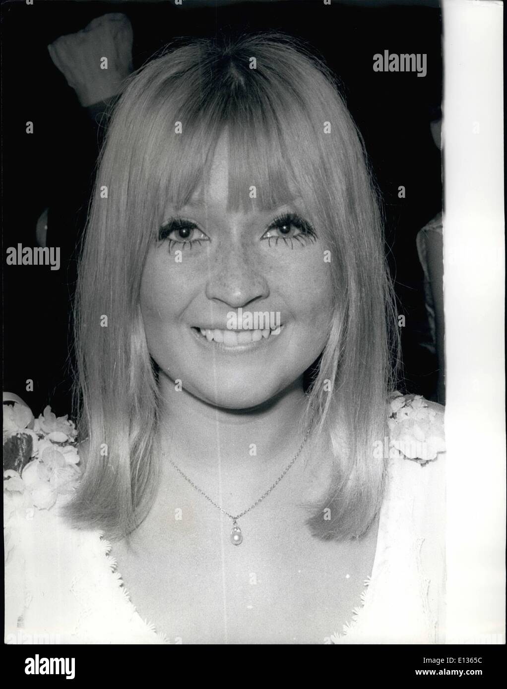 Febbraio 28, 2012 - Cliff Richard film; alla premiere di ''a due un penny'' - Anne Holloway che co-stars nella pellicola con il cantante Cliff Richard. Foto Stock
