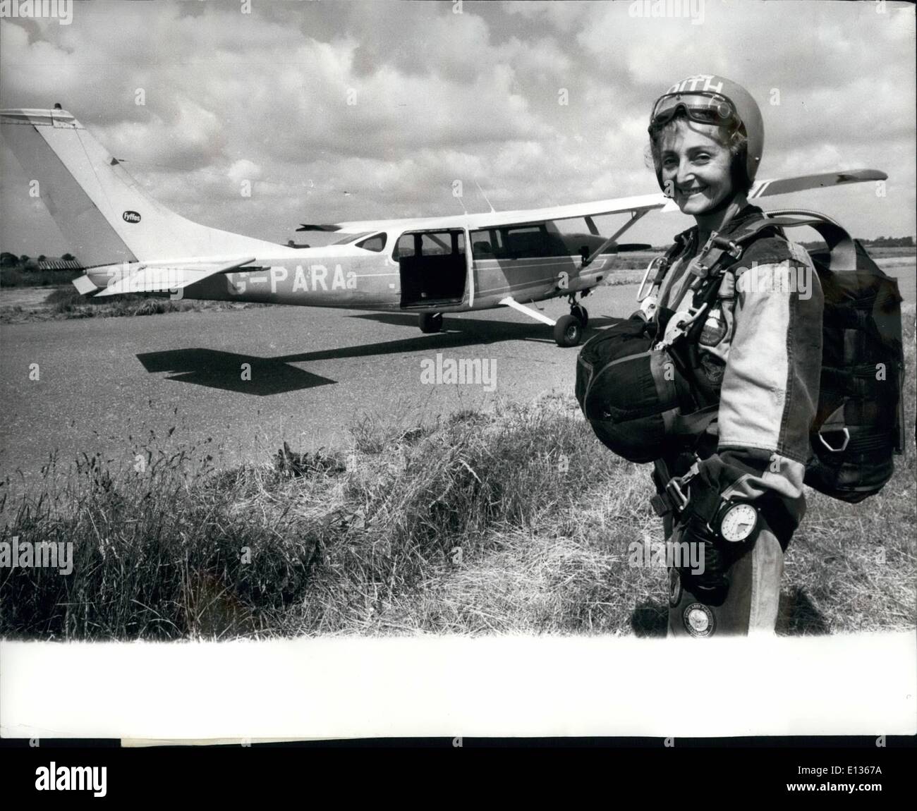 Febbraio 28, 2012 - Modifica Sky-immersioni nella storia: un 60 enne Staffordshire donna ha fatto un record immergersi nella storia. Edith estati Tamworth ha ogni ragione di credere che lei è la più antica femmina-sky diver su entrambi i lati dell'Atlantico - certamente nessuno è venuto in avanti per contestare la sua straordinaria titolo. In un epoca in cui la maggior parte delle donne sono thingking di andare in pensione e di dedicare più tempo alle più mondano hobby. Edith ha interamente dedicata all'incomparabile brivido di lancio di se stessa in aria sottile da un aeromobile leggero a 7.000 ft e ritardando i fili di lacerazione tirare per circa 20 secondi Foto Stock