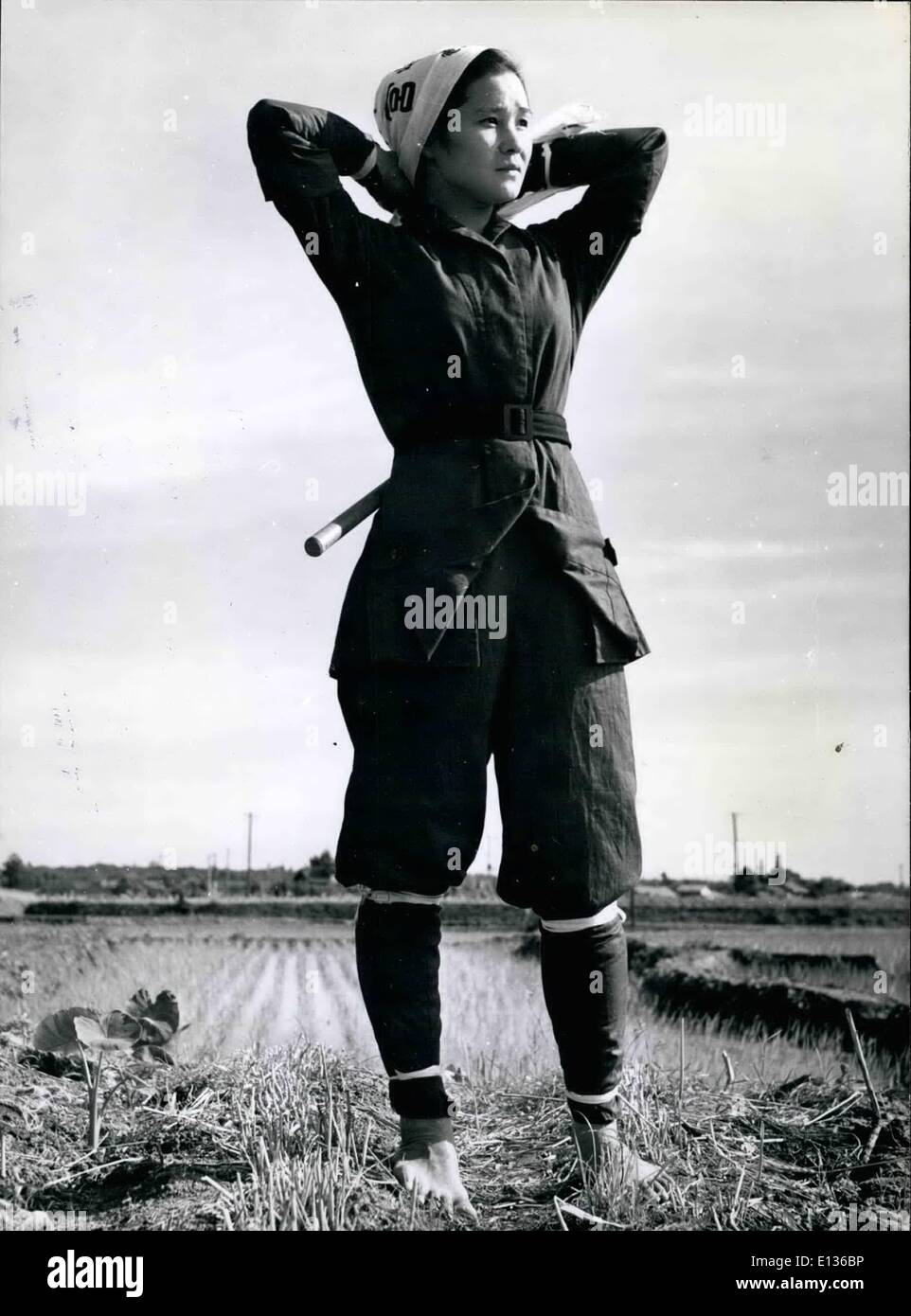 Febbraio 28, 2012 - Riso Amaro - moda giapponese. Un grazioso la moglie di un agricoltore che lavora una lunga e faticosa giornata in campi di riso spera che Foto Stock