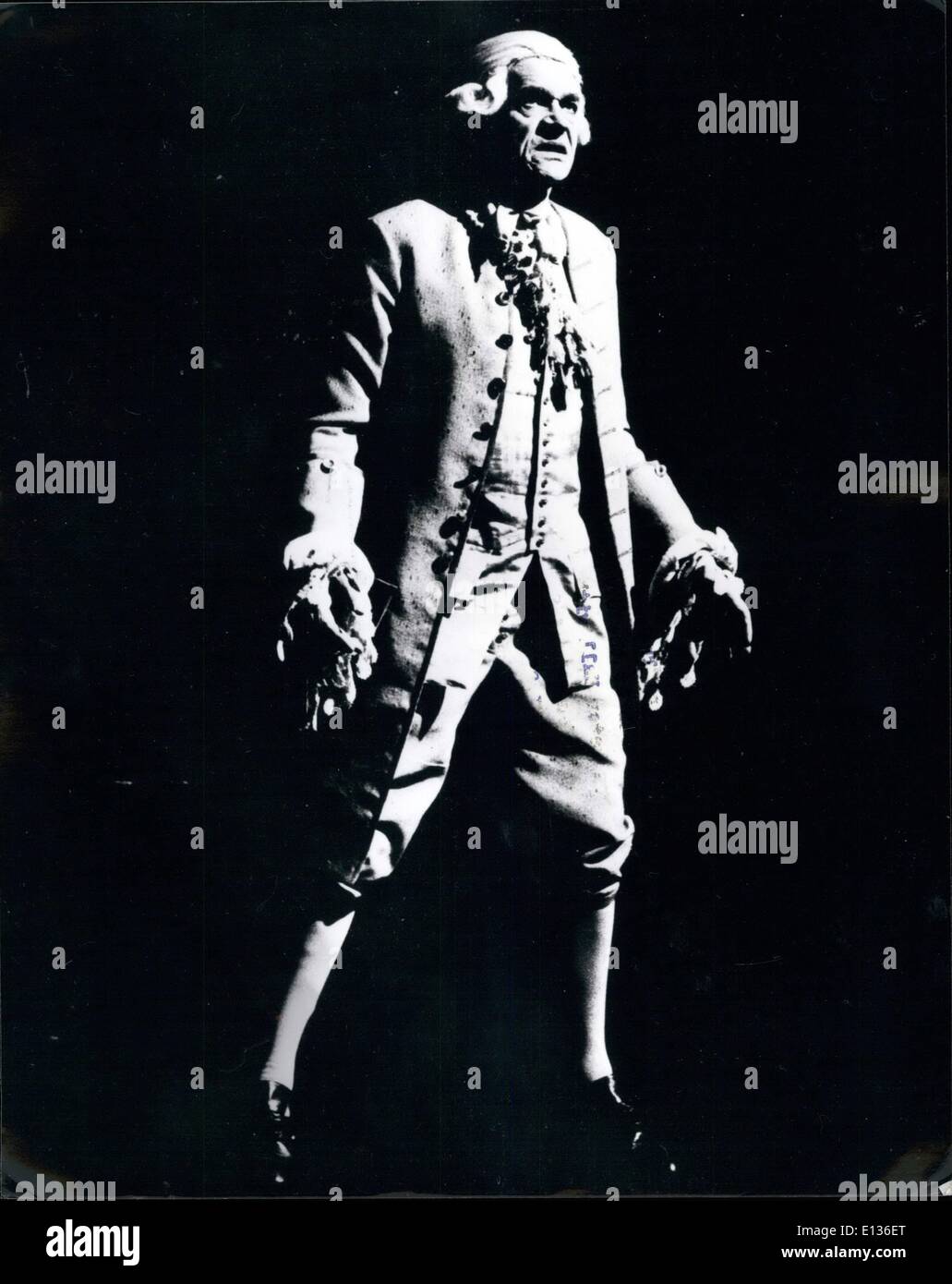 Febbraio 28, 2012 - gennaio 1980 Paul Scofield in Amadeus a Olivier Theatre. Il Teatro Nazionale di produzione di Peter Shaffer è di nuovo play Amadeus a Olivier Theatre, South Bank di Londra. Diretto da Peter Hall con il design e l'illuminazione da John Bury, la musica di Mozart e Salieri. La foto mostra: Paul Scofield che tiene la parte di Antonio Salieri nel gioco. Foto Stock