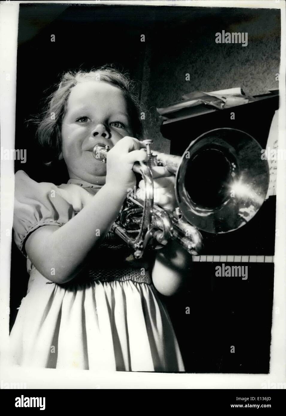 Febbraio 28, 2012 - ama blow-lei-proprio-tromba - non Helen: perché lei è troppo giovane per apparire in pubblico - quattro anni di Helen Crayford doveva essere girato in aria oltre l'atlantico a giocare il suo argento tromba di recente per un programma televisivo. Helen, figlia di Marshall Crayford un trombettista professionale e musicista ha preso a soffiare la sua propria tromba all'età di tre anni. Gli esperti dicono che lei è un ''nato trumpeter'' - Lei legge la musica migliore del suo A.B.C. e possiede il suo proprio professionale strumento standard Foto Stock