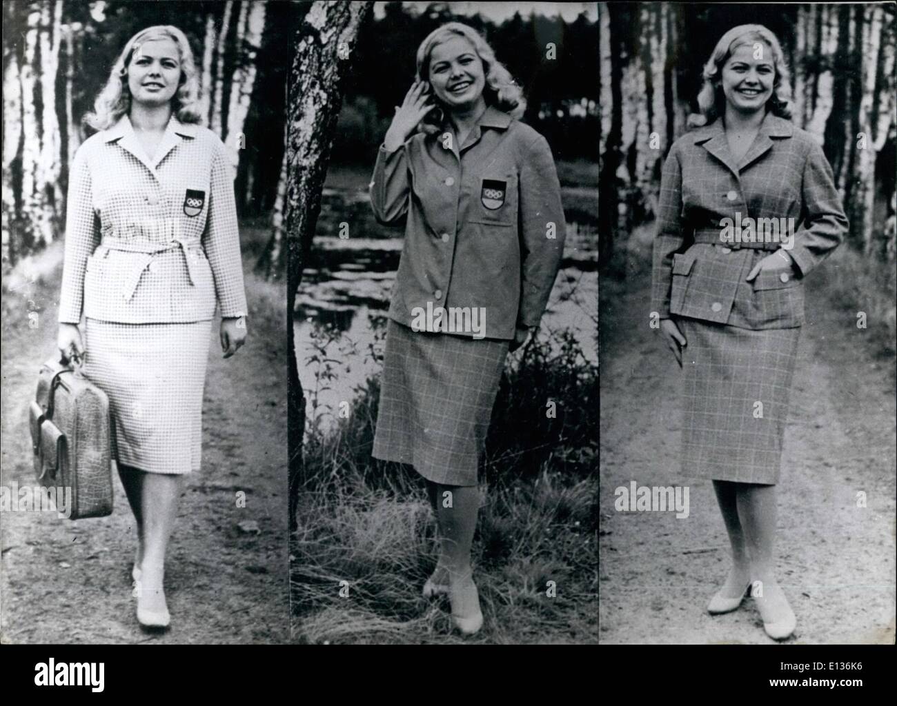 Febbraio 28, 2012 - Olympic fuori-fit per le donne di tutto il team tedesco.Ã¢â'¬Å¾ è prodotta in parte in veloci e per l'altra parte in fast-Germania. OPS gli abiti realizzati in Zwickau/East-Germany: sulla sinistra il grigio chiaro andando fuori di costume che può essere indossato con e senza cinghia; in centro il colorato turquois giacca a vento che va con entrambi i mantelli dei costumi, e sulla destra il grigio costume di viaggio che può essere indossato anche con o senza nastro. Foto Stock