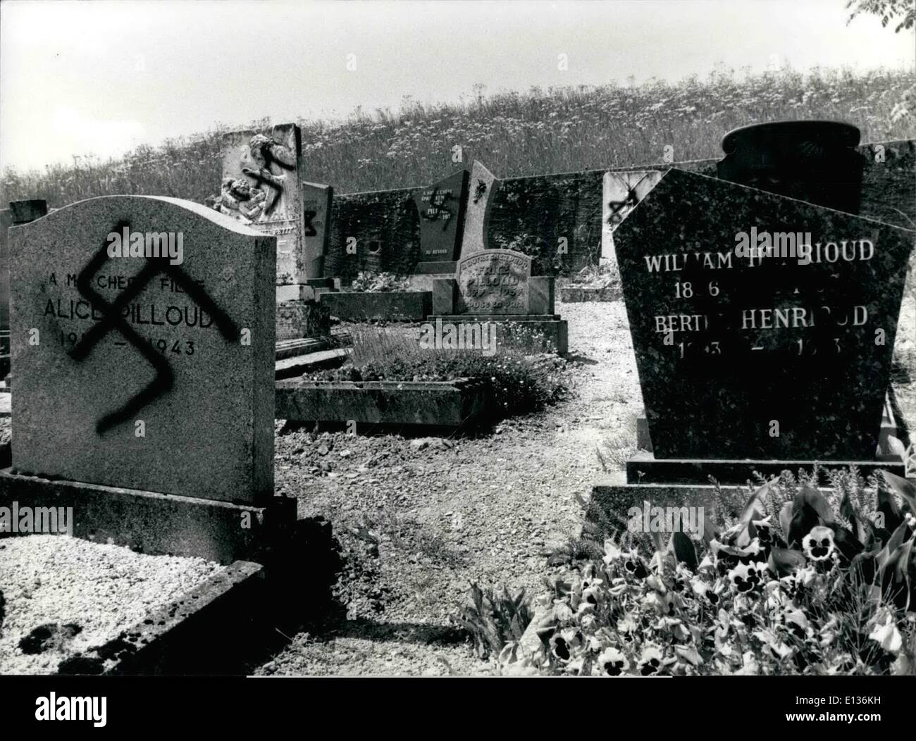 Febbraio 28, 2012 - l' antisemitismo in Svizzera con il piccolo cimitero di Villaret (Svizzera) tutte le lapidi vennero sfigurati con swastikes e giudaico-stelle. Secondo gli abitanti del villaggio la distruzione potrebbe essere in relazione alla devastazione del cimitero ebraico in Carpentras (Francia) e in altre città francesi. Foto Stock