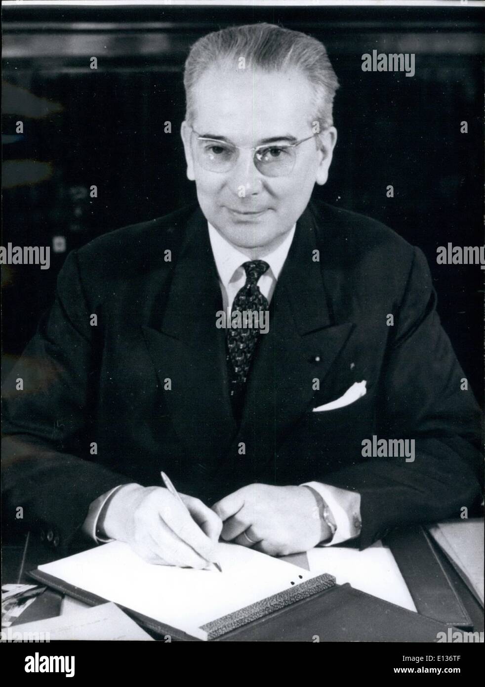 Febbraio 28, 2012 - La Russia Sovietica firma un contratto per il francese TV a colori.: mostra fotografica di Maurice Ponte, membro dell'accademia delle scienze, presidente della televisione francese, la società che ha contribuito allo sviluppo e alla realizzazione dei metodi di francese per la televisione a colori. Foto Stock