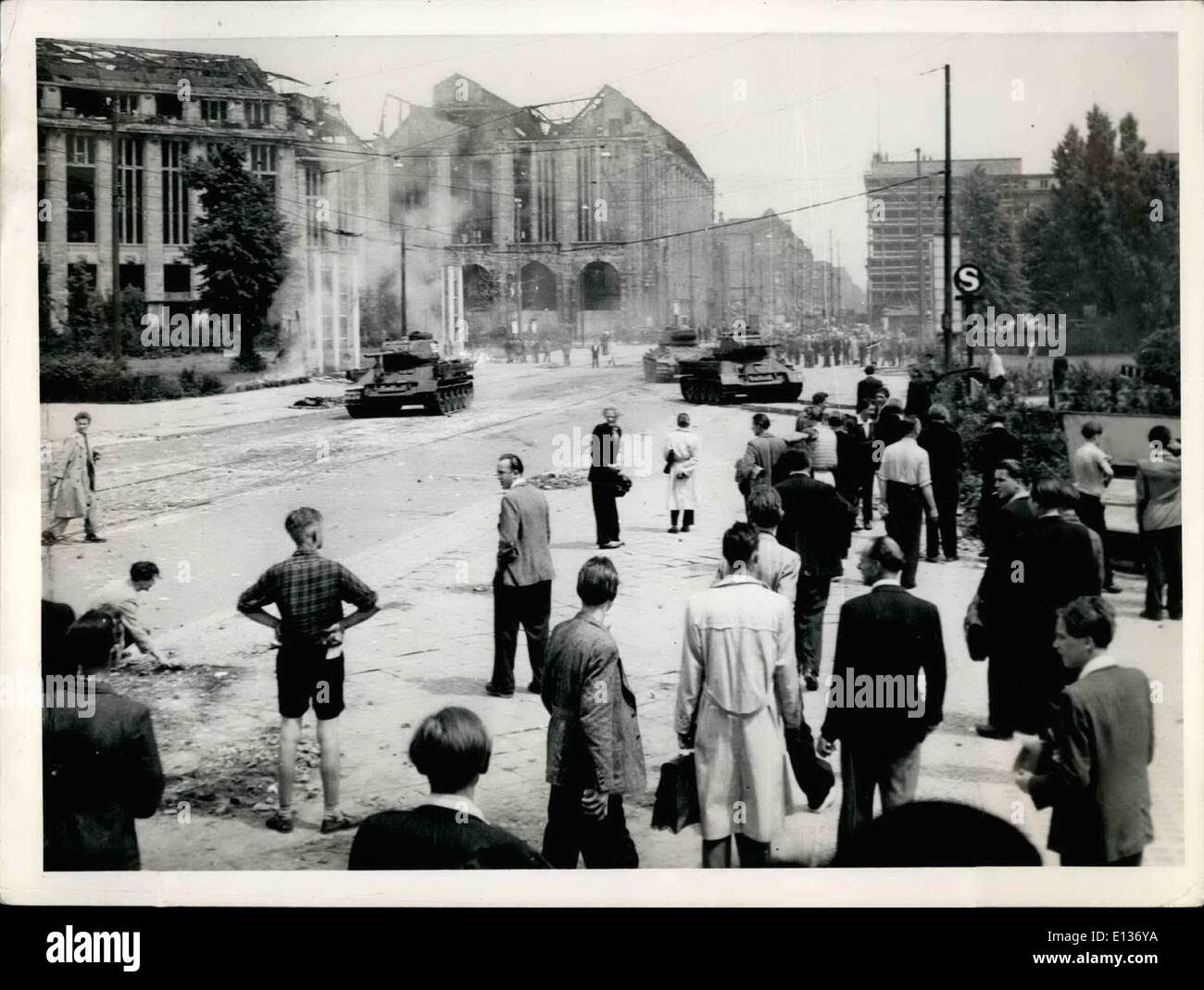 Febbraio 28, 2012 - Soviet-Russian serbatoi sono visto bloccando le strade di Berlino di aneffort per tenere la folla entusiasta all'indietro. Mentre Foto Stock