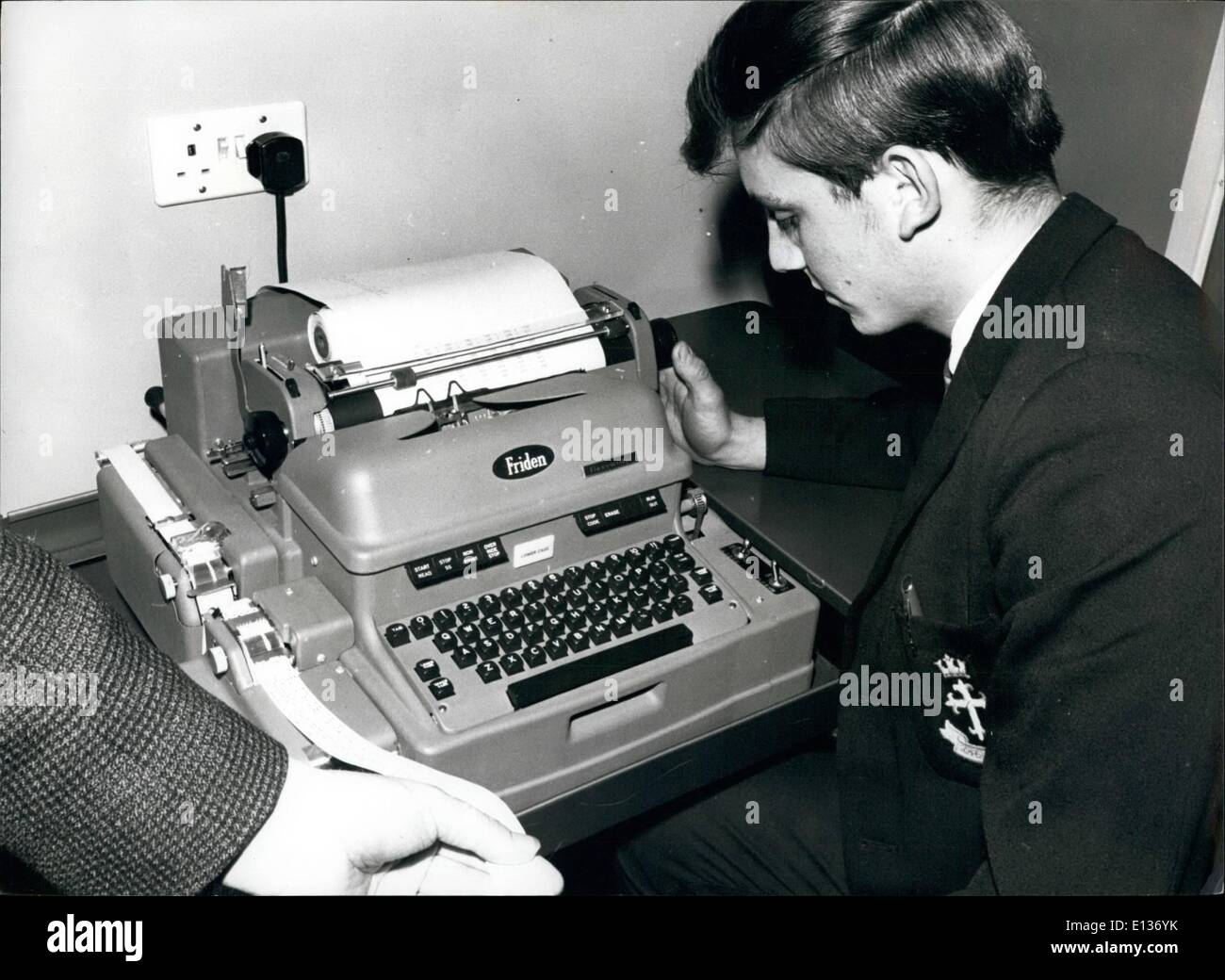 Febbraio 28, 2012 - un sesto-ex presso la reale libertà Grammar School studiando la flexo scrittore macchina con il nastro punzonato. Foto Stock