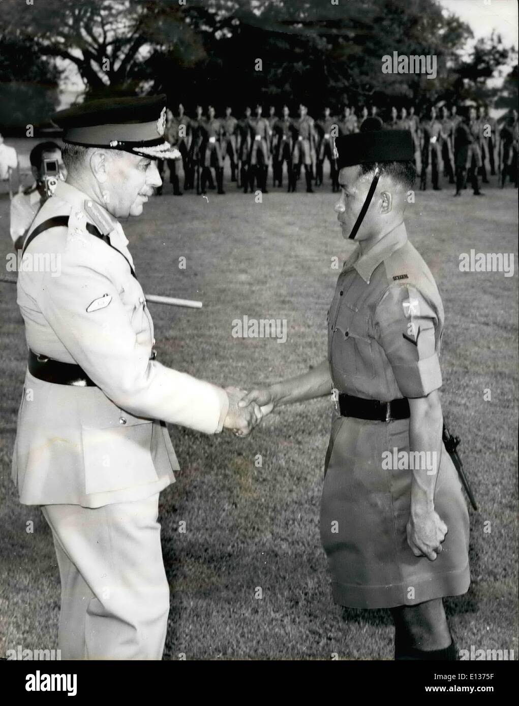 Febbraio 29, 2012 - Mostra fotografica al 2/10 Ghurka del fucile caserma, Lt. Gen. Sir Alan Jolly, comandante in estremo oriente le Forze terrestri, ha annunciato il premio ed egli è visto qui congratularmi con Caporale Limbu la parata. Foto Stock