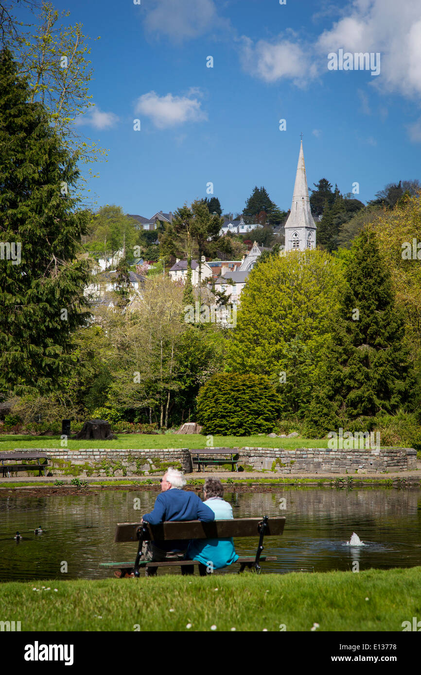 Coppia nel Fitzgerald Park sotto la Chiesa di nostra Signora del Rosario, Cork, Irlanda Foto Stock