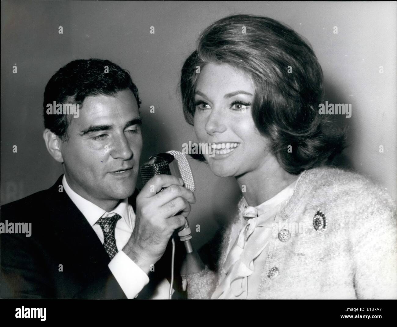 Febbraio 29, 2012 - Il giovane cantante Rita Pavope ha offerto per la prima volta le prestazioni del suo film Little Rita nel lontano ovest , una spaghettata nella sua casa di campagna a Ariccia. Vi è anche la sua press agent e il ragazzo Tenny Reno. L'attrice Silva Koscina arrivati da New York dopo aver chiamato il suo primo film americano al di la del fronte (co-starring Paul Newman), passa la sua vacanza nella sua casa di campagna a Marino. OPS: Silva Koscina e la press agent Teddy Reno. Foto Stock