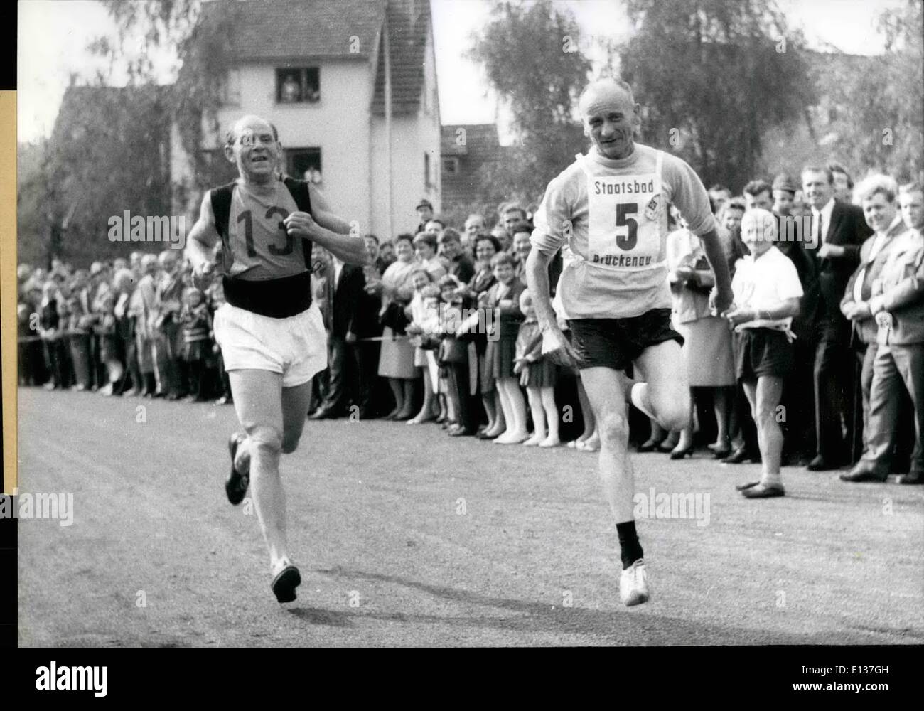 Febbraio 29, 2012 - Nonno in esecuzione 1967: i partecipanti guide senior tra 55 e 72 hanno mostrato ottime condizioni. Essi provenivano dalla Germania, Svizzera, Austria, Svezia e Colombia ato la piccola città di Brueckenau, Germania Ovest. Per la singolare evento sportivo. La via era di 5000 metri, la stella t shot è stato sparato da 5000 metri record europeo titolare Harald Norpoth. Il vincitore: No.5 Karl August Gruenwald (66) appena arrivati prima. Foto Stock