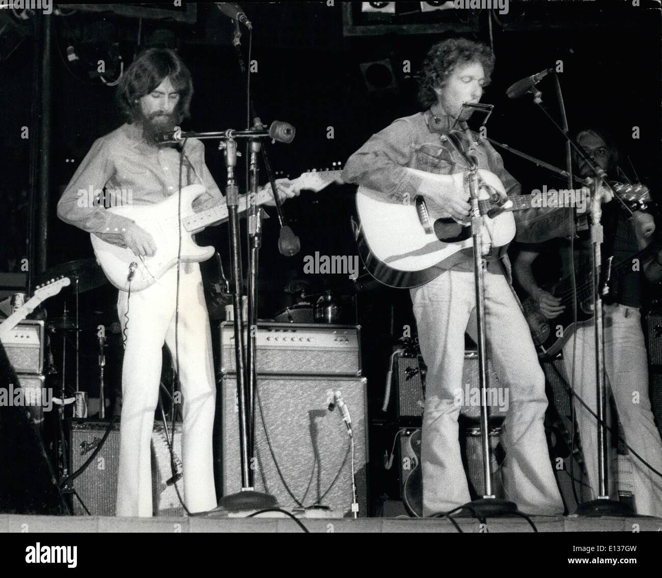 29 febbraio 2012 - le star del pop si esibiscono in aiuto dei bambini del Bangladesh: I fan pop di New York hanno pagato migliaia di sterline per vedere di nuovo i loro favoriti al  Madison Square Garden Gathering in aiuto dei bambini rifugiati provenienti dal Pakistan orientale. Sul palco sono stati Ringo Starr, George Harrison e Bob Dylan, oltre a una serie di altre star. Si è rivelato uno dei raduni più amichevoli e frenetici per mesi con i biglietti del mercato nero che faticavano fino a &sterline; 20. Più di mezzo milione di dollari andrà alla causa Foto Stock