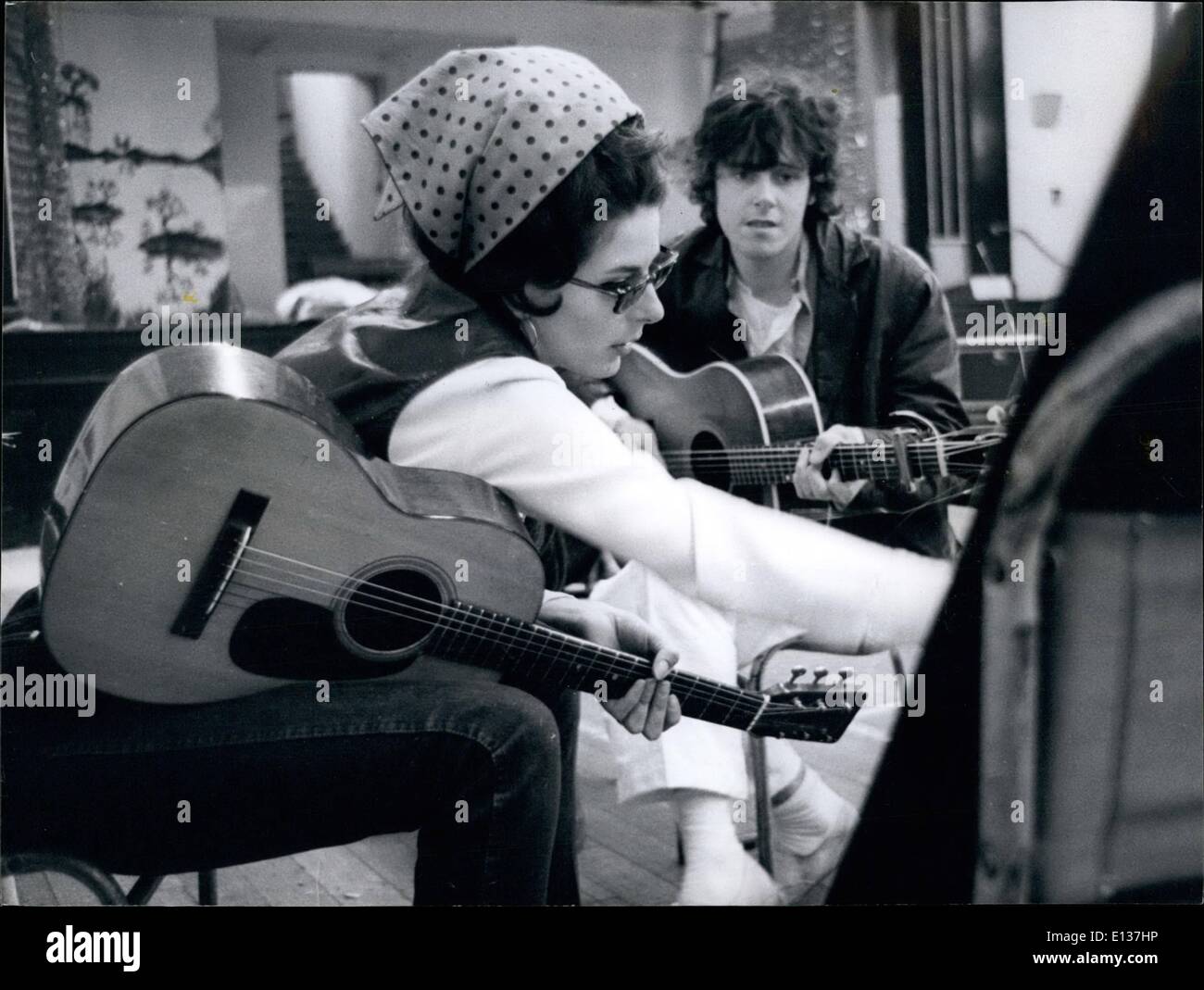 Febbraio 29, 2012 - Donovan e Bobby Gentry rilassarsi con la loro chitarra durante le prove per la TV show. Foto Stock