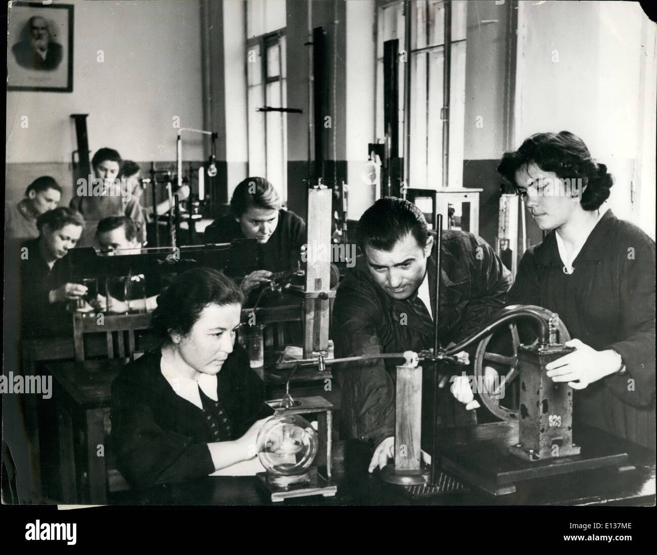 Febbraio 29, 2012 - Chimica classe: a Kabarding università. Un Intellugents nella realizzazione: una nuova università nella centrale Caucusus: Kanabriding nell'Causus centrale ha una popolazione di 1 milione di euro fino al 1917. aveva un litro al giorno la figura del 2% fine non scritta lounge della propria. Dal 1937, aveva una completa alfabetizzazione, nel settembre 1958, una nuova università è stata fondata a Nalchik. Si tratta di un grande e importante per il paese, avente quattro: dipartimento di storia e filologia, la fisica e la matematica, costruzioni e ingegneria e agricoltura Foto Stock