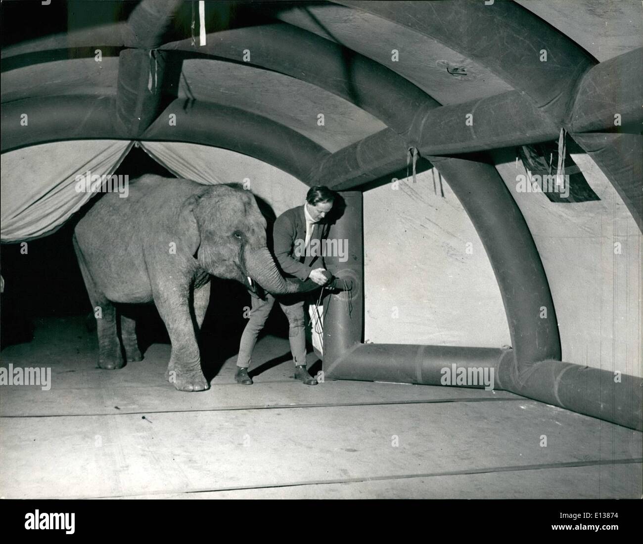 Febbraio 29, 2012 - Kamalghsi tenta di far esplodere la tenda: Burt non con esplosivi...è il nuovo tipo di tenda supportata da gomma gonfiato Foto Stock