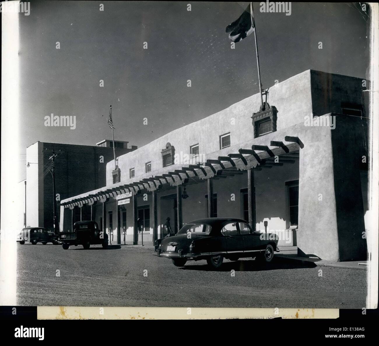 Febbraio 29, 2012 - New Mexico - lo stato più recente negli Stati Uniti È costruita in gran parte di fango di Adobe. Santa Fe: l'America da più a meno recente capitale dà il suo nome a uno stile di architettura peculiary propria: Casa di 'Adobe edificio" Nuova architettura messicana riflette la sua storia e la sua cultura e si basa su materiali di qualsiasi forma indigeno del membro. Primi edifici si è evoluta dai primi abitanti che avevano vissuto per secoli sconosciuta, erano di materiali vicini di deserti e montagne Foto Stock