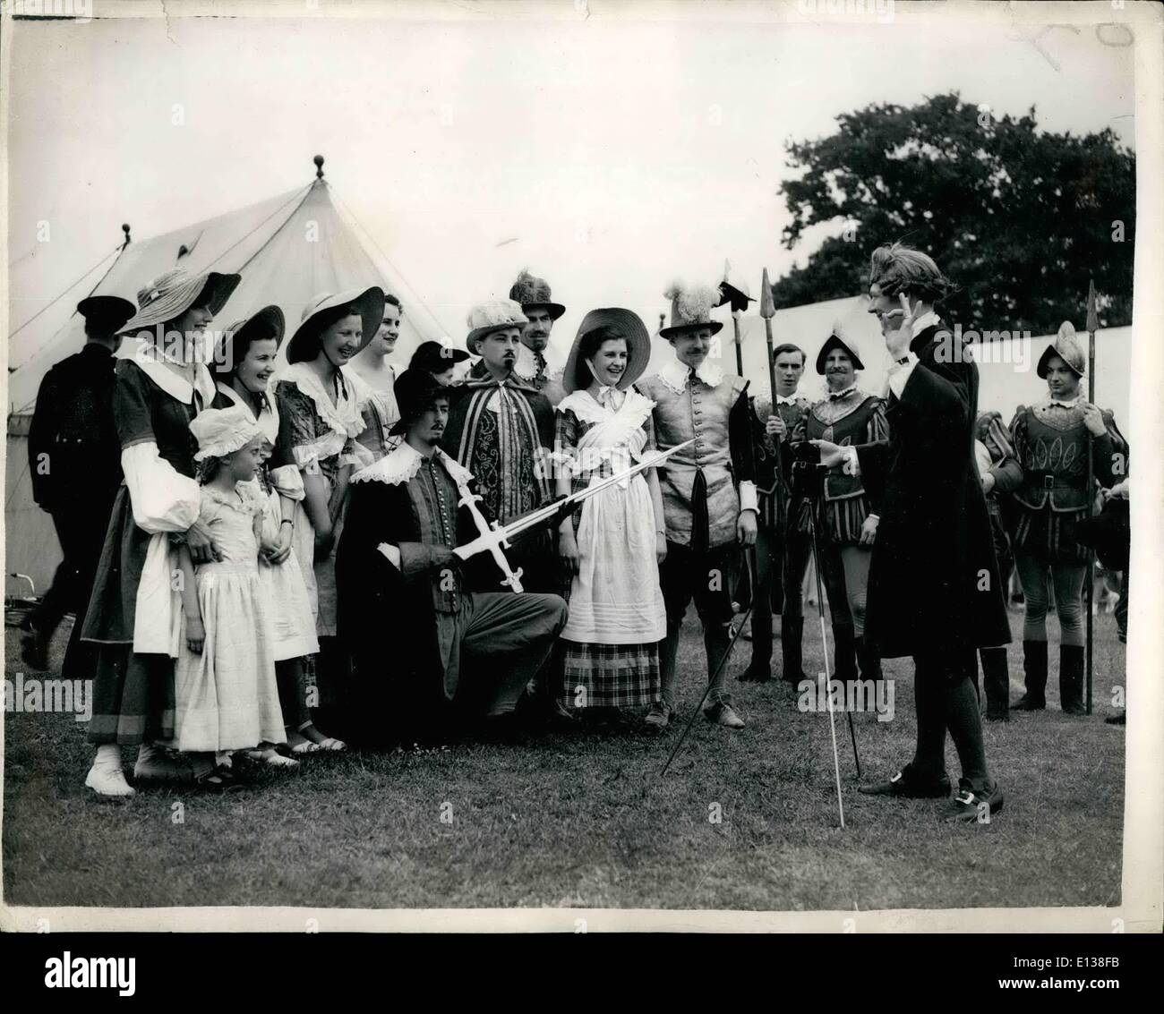 Febbraio 29, 2012 - Festival della Bretagna Pageant a Coventry . 23-6-51 Ã¢â'¬â€oe La foto mostra: un fotografo in abito di periodo Foto Stock