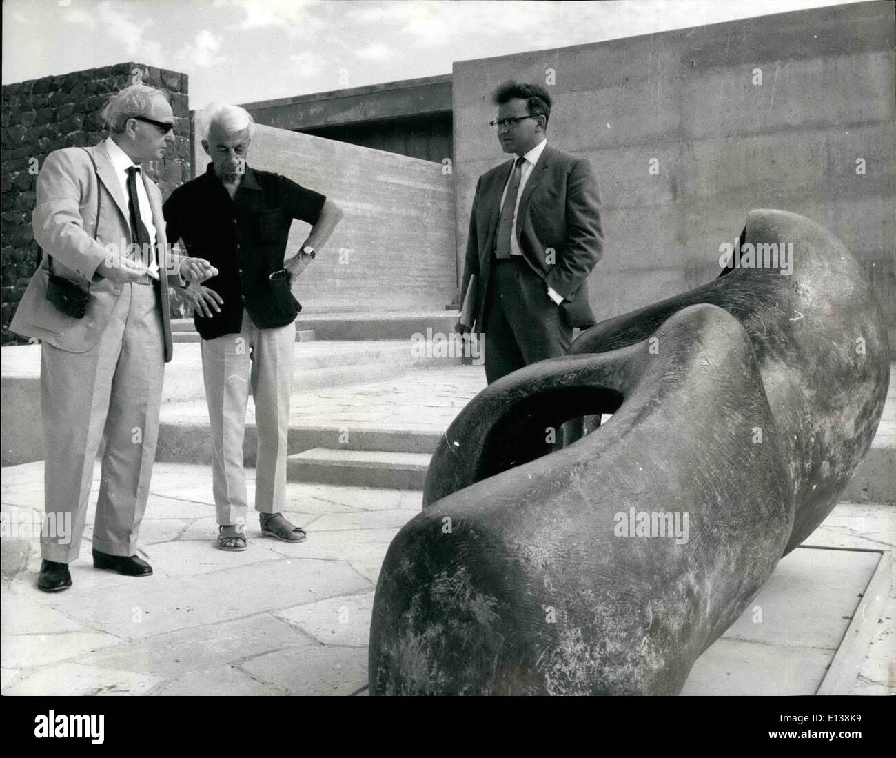 Febbraio 29, 2012 - Henry Moore visiti la sua esposizione in Gerusalemme: Henry Moore, il famoso scultore britannico ha pagato una visita inaspettata a Gerusalemme per visitare il British Council sponsorizzato "Henry Moore Exhibition". Inutile dire che la mostra che consisteva di una cinquantina di opere che vanno dal minuto bozzetti di bronzi gigantesco attratto una moltitudine di visitatori del Museo di Israele. Il 68-anno-vecchio scultore fu notevolmente impressionato dalla combinazione dell'uomo-impostazione e la grandezza naturale del Judean Hills come sfondo per la sua monumentale pezzi Foto Stock