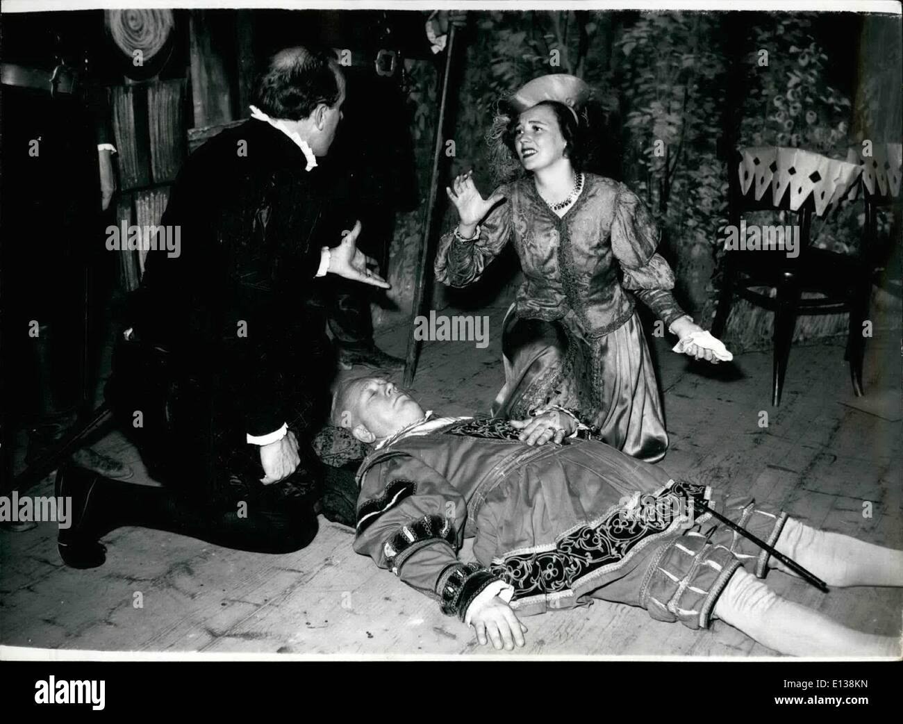 Febbraio 29, 2012 - Il cancelliere Curt che è anche un medico pronuncia il Palatino morti, mentre l'uomo morto della figlia piange sul suo padre il corpo . La mancanza di parole non rovinare la storia del gioco in modo espressivo erano l'attore di volti e gesti. Sordomuti eseguire la riproduzione DELLO STADIO DI VIENNA. Sordomuti di Vienna hanno dimostrato senza ombra di dubbio che non è necessario essere in grado di parlare e di ascoltare per essere un attore, infatti la capacità di convogliare il significato di una miniera e di gesti e di ottenere il significato oltre al pubblico è la prova di un attore le capacità Foto Stock