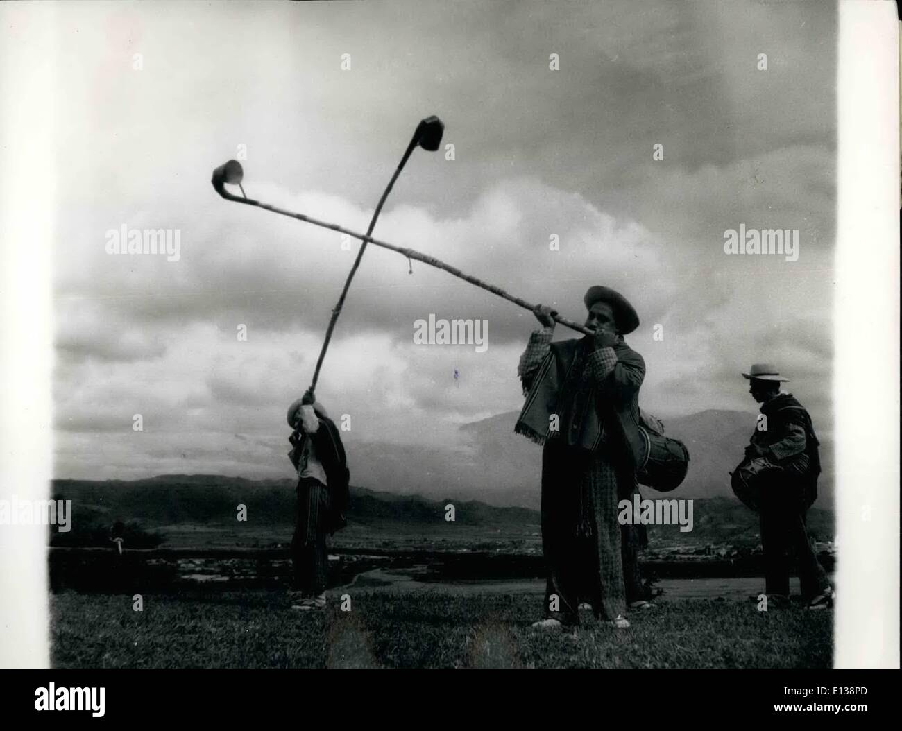 Febbraio 29, 2012 - cosa stanno facendo? Nativo di strumenti musicali del argentina: essi sono originari del nord argentino, la posa di uno dei loro strumenti nazionali chiamato ''Erks''. Si tratta di un molto lunga, ma leggera, avvisatore acustico con un suono reedy. Foto Stock