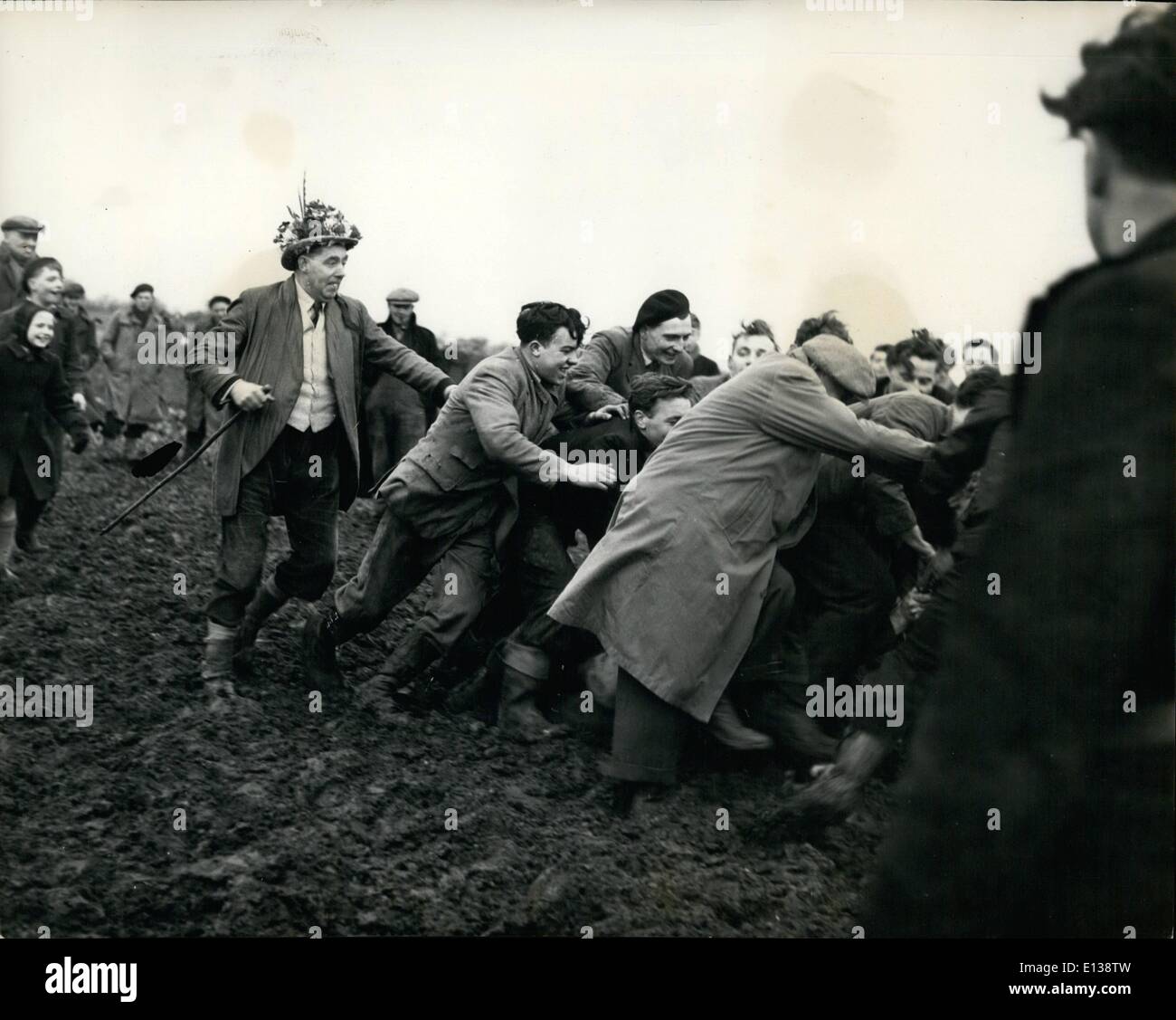 Febbraio 29, 2012 - Il gioco si sviluppa rapidamente in una macchia rugber come i ragazzi del villaggio in stivali da pioggia sfidano il fango per cercare di ottenere il controllo del cofano. Haxy festeggia i suoi 600 anni di vecchio cofano gioco?: presso il villaggio di Lincolnshire Haxy della popolazione locale e dei visitatori guardato o ha preso parte al 600-anno-vecchio ''Cappa Haxy'' gioco, ha detto di aver avuto origine in un capriccio di una signora del ''anor che, quando yeomen locale aveva recuperato egli cappa di seta dopo un lungo inseguimento nel vento, promessa a ciascuna di esse la terra se potevano inventare un gioco simile per essere riprodotti su ogni 6 gennaio Foto Stock