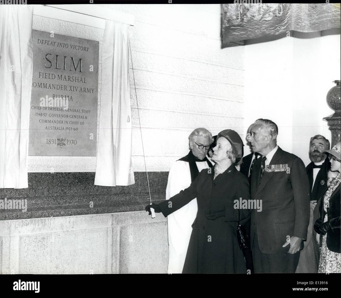 Febbraio 29, 2012 - 24 Aprile 1976 lapide svelata in memoria del compianto Maresciallo di Campo Sir William Slim alla Cattedrale di San Paolo. Una lapide alla memoria del compianto Maresciallo di Campo Sir William Bill Slim è stata svelata dalla sua vedova nella cripta della cattedrale di San Paolo, questo pomeriggio. L'indirizzo è stata letta dal conte Mountbatten di Birmania, e circa 2000 membri della Birmania Associazione star hanno partecipato al servizio. I loro standard rivestiti i passi al di fuori della cattedrale. La foto mostra: il sig. Slim visto scoprimento di una lapide al defunto marito il maresciallo di campo Sir William Slim nella cripta di San Foto Stock