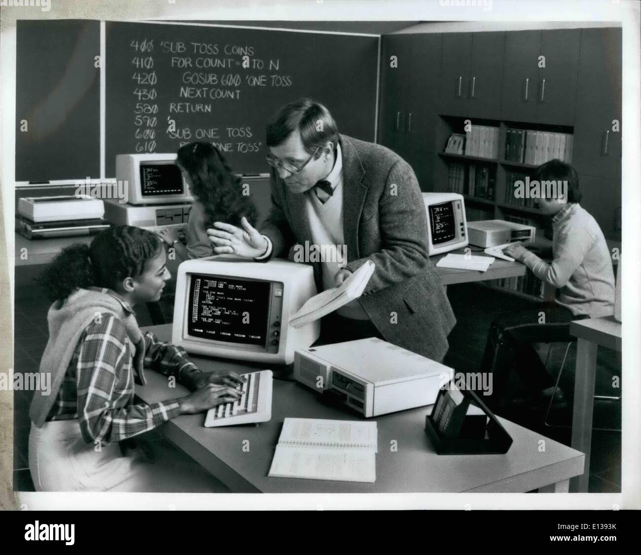 Febbraio 29, 2012 - IBM Pcjr può essere uno strumento didattico per l'uso in classe e a casa. Il sistema comprende cassetta Basic integrato nella sua memoria di sola lettura e una semplice da seguire opuscolo, pratici, base per introdurre gli utenti a questo linguaggio di programmazione. IBM offre anche IBM PC di base della cartuccia che presenta una grafica avanzata, colore e suono. Con la cartuccia di base, il Pcjr può anche eseguire una serie di dischetti educativi programmi che aiutano a sviluppare le competenze matematiche, concetti direzionale e la destrezza, nonché di insegnare la parola di associazione e programmazione di computer. Foto Stock