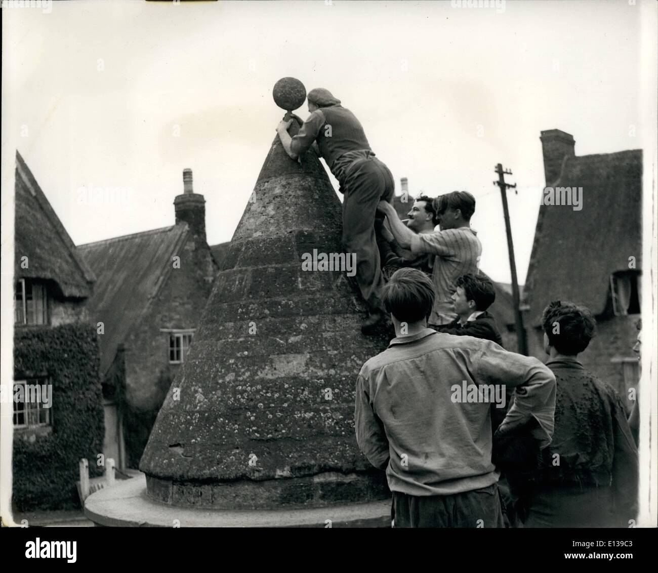 Febbraio 29, 2012 - Arrampicata la Croce Bulter , che ha resistito al villaggio verde per 300 anni, è Ernest Driver, noto come Frizzle , si arrampica e ci è dato uno di bottiglie e agisce come una sorta di cheer leader per il lato di Melbourne. Foto Stock