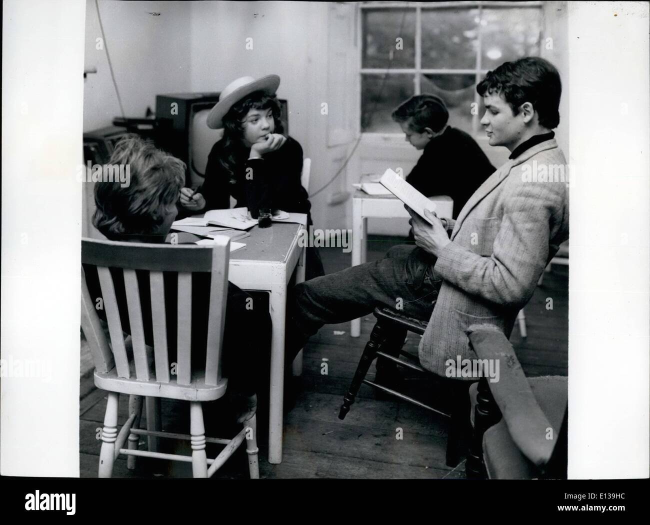 Febbraio 29, 2012 - Imparare il francese - insegnante di inglese di Paul de Mille dà lezioni personali di un paio di alunni. Foto Stock