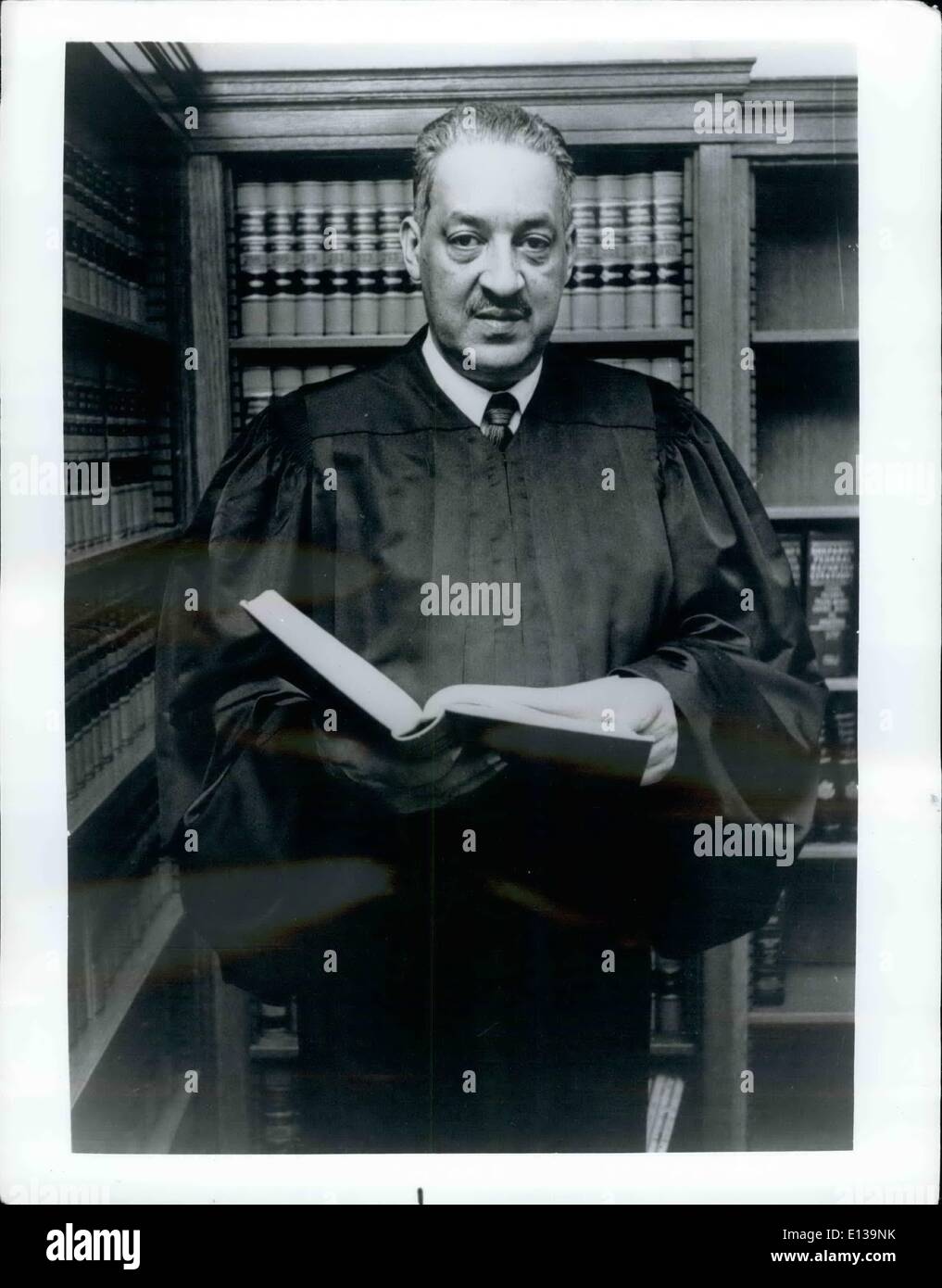 Febbraio 29, 2012 - Titolo: in fondo a una lunga strada per la giustizia qui mostrato come un circuito il giudice, Marshall una volta definite cause legali come un percorso educativo nonché un processo legale che finì per illuminare il pubblico in generale. Foto Stock