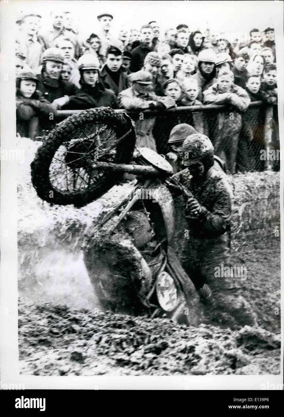 Febbraio 29, 2012 - Egli è un vero e proprio ''Mudlark''....divertimento su un Cross Country ciclo motore prova: Cross Country del ciclo del motore di prova presente raramente molto comode passeggiate - ma il concorso tenutosi di recente in un ambiente molto umido molto Aarhus, Jutland ha presentato una prima classe mudbath pochi i concorrenti tutti....ancora - il parere generale è stata ....''una buona occasione è stata da tutti" Foto Stock