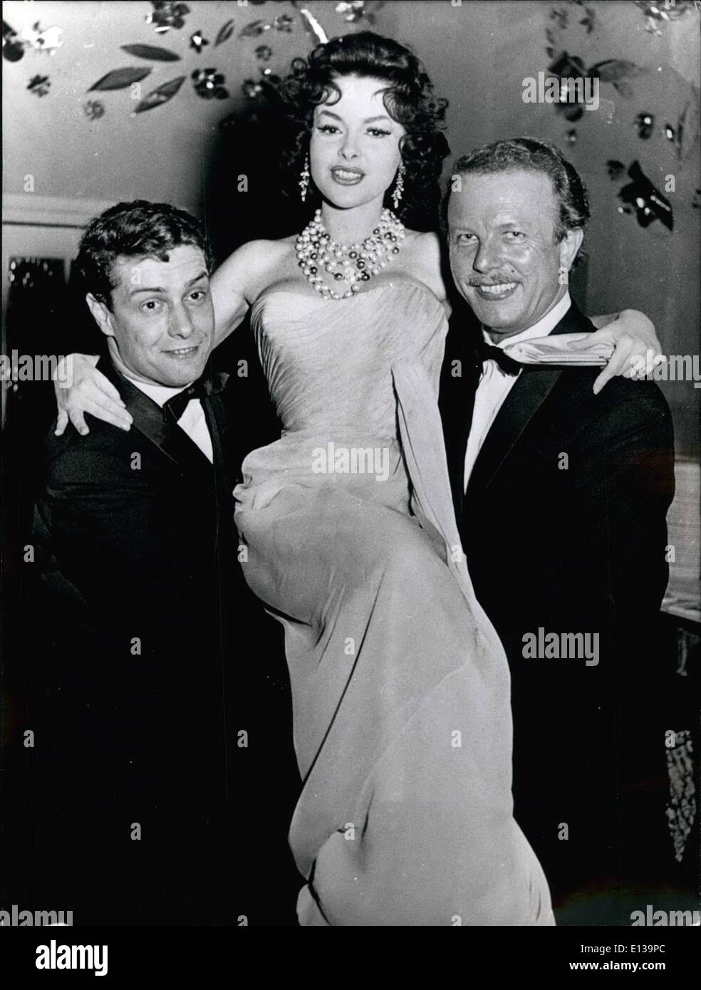 Febbraio 29, 2012 - Mara Lana prese tra le braccia del suo collega Michael Lenz sinistra , primo film in parte mia madre bella e Rudo Foto Stock