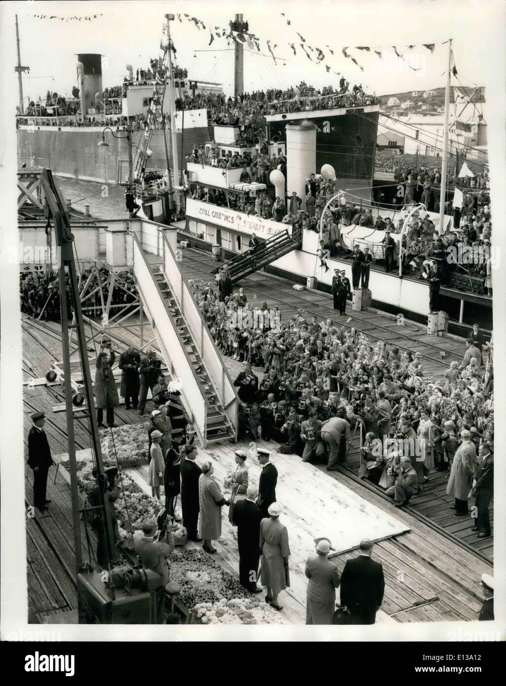 Febbraio 29, 2012 - Royal Tour (30 gennaio) della Regina e del Duca di Edimburgo fanno il loro ultimo commiato sul Quayside, allietati dalle migliaia di Neozelandesi, come essi si preparano ad andare a bordo del gotico della camicia per il loro viaggio in Australia. Foto Stock