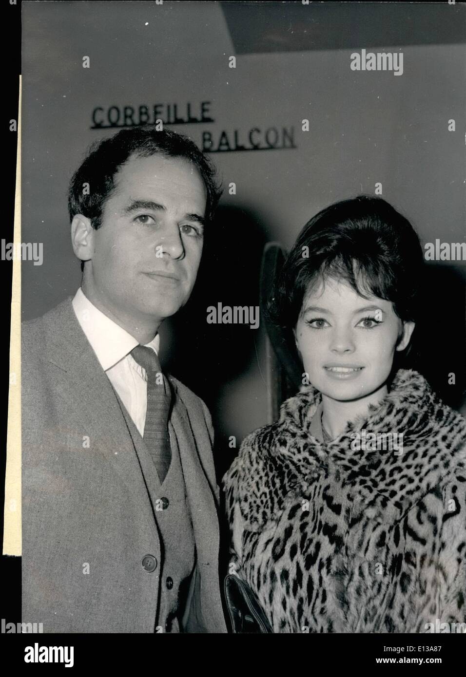 Febbraio 29, 2012 - Pascale Petit riceve la giuria del "prezzo di limone'': considerata dalla giuria del ''Limone prezzo'' come ''meno amabile'' star, per giornalisti, famoso Pascale Petit fatta questa reputazione giacciono in giorno a essa ha accettato di partecipare ad una manifestazione cinematografica. OPS: Pascale Petit nella foto con la sua sposa per essere, comico Ginani Esposito. Foto Stock