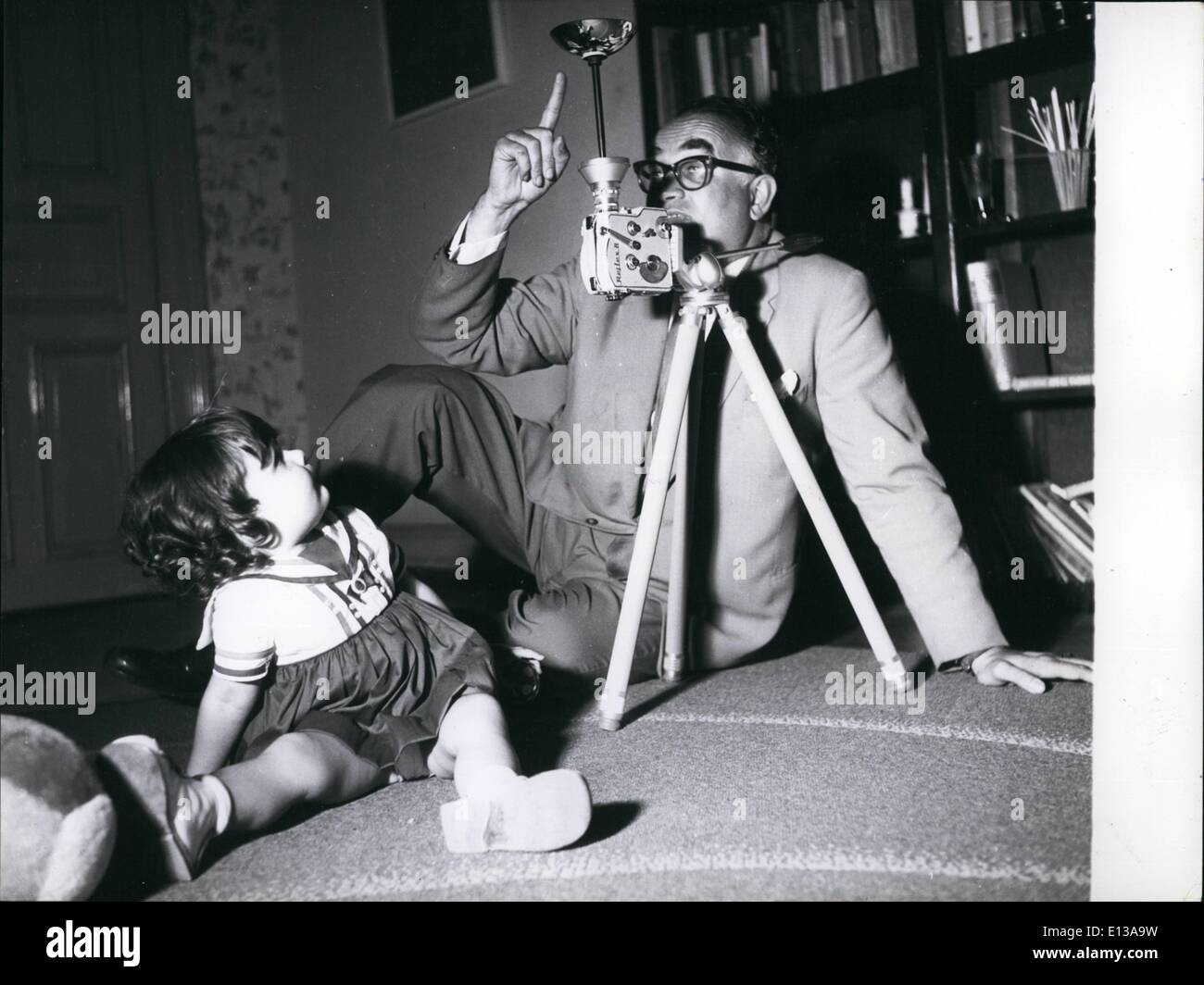 Febbraio 29, 2012 - Il cinema del futuro: Cinetarium: Cinetarium-fotocamera per i dilettanti o per fotografie scattate senza un treppiede. La piccola figlia dell'inventore, Sylvia mostra invece un grande interesse per il suo peculiare riflessione sullo specchio dell'emisfero di piccole dimensioni al di sopra della fotocamera. Foto Stock