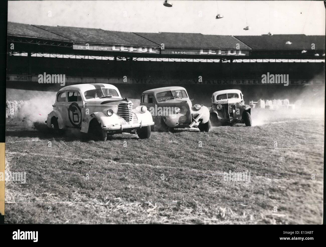 Febbraio 29, 2012 - Primo magazzino AUTO RACE SVOLTOSI IN FRANCIA: parigini hanno avuto il loro primo sguardo a una "tock" car gara questa settimana a Buffalo Stadium, Parigi. Fino a questo momento il francese che aveva visto solo una gara di questo tipo al film e secondo la didascalia francese accompagnando questa immagine sono state ''riempito con grande emozione' Foto Stock